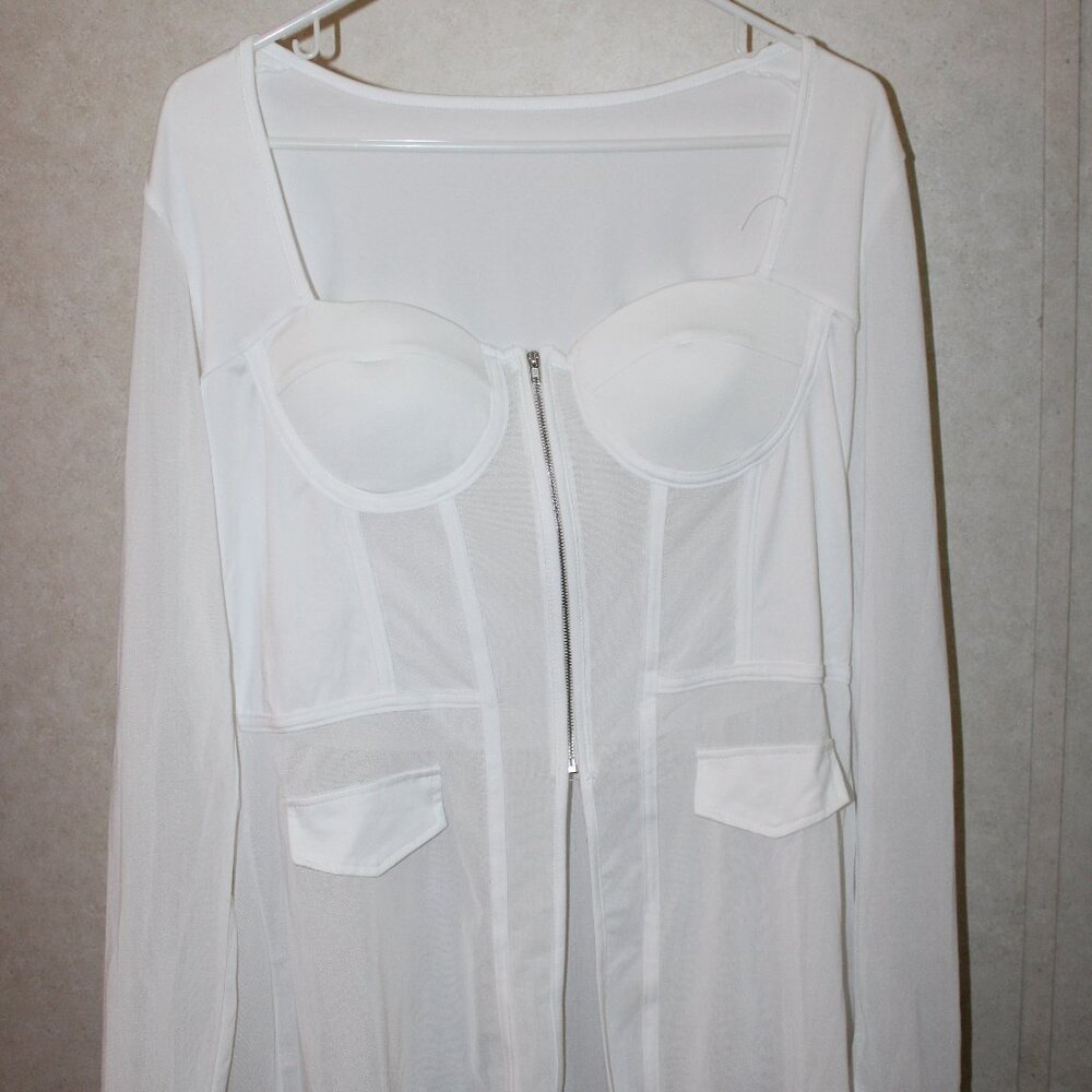 White Mesh Zip-Up Top with Structured Cups – Sporty & Stylish